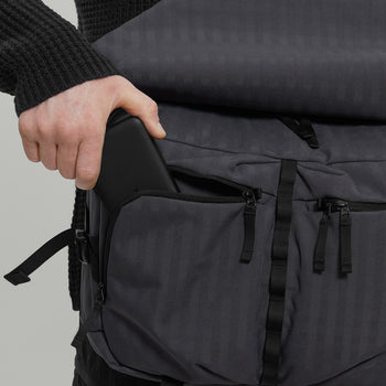 Messenger Bag F18 Gen.1 RD-MB-F18_GEN.1 (SS26) GRAPHITE