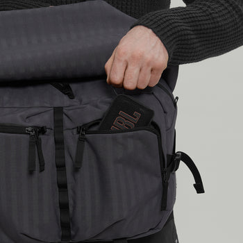 Messenger Bag F18 Gen.1 RD-MB-F18_GEN.1 (SS26) GRAPHITE